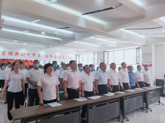 一群人站在室内描述已自动生成