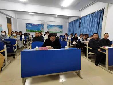 梁政观看开学第一课