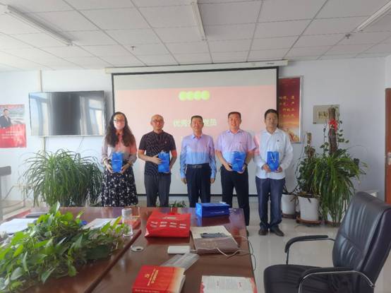 人们站在房间里描述已自动生成