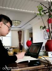 学生王凯飚收看照片