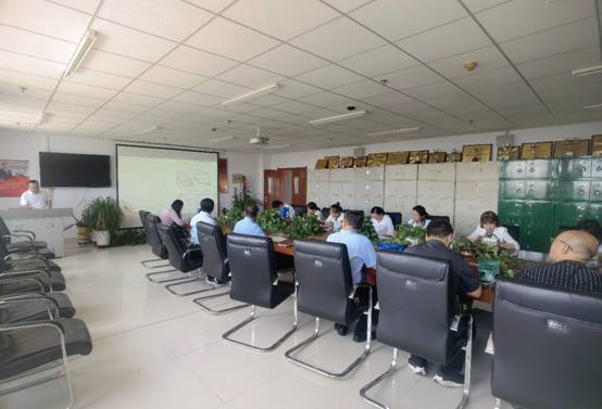 许多人在房间里描述已自动生成