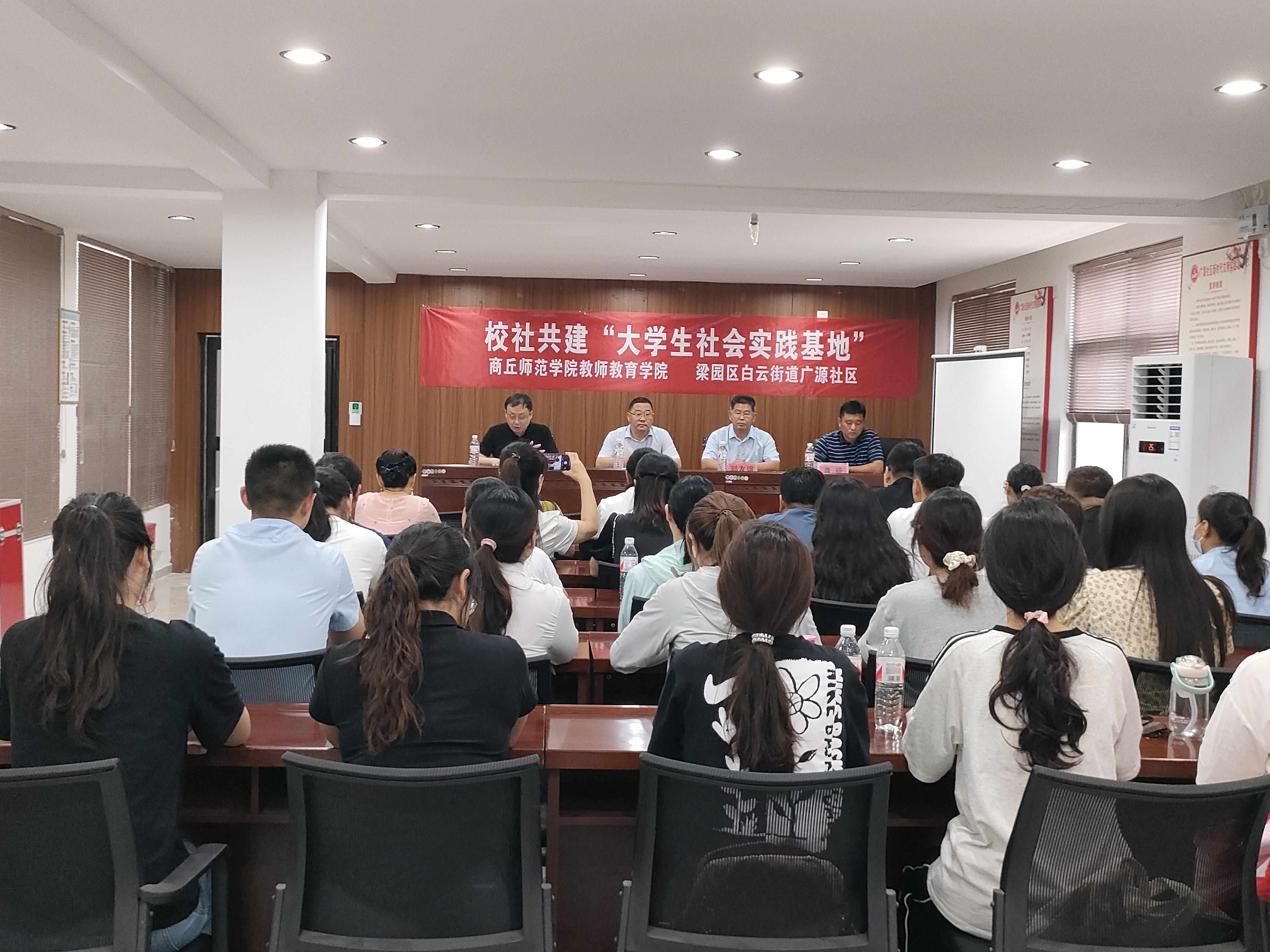 2026世界杯官方合作网站与梁园区白云街道广源社区举行校社共建“大学生社会实践基地”挂牌仪式
